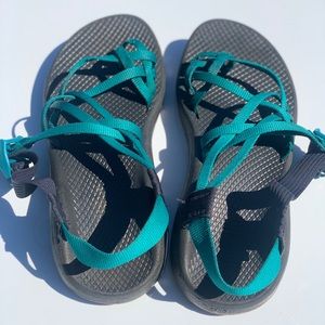 EXCELLENT like new barely used condition women’s size 8 Chaco’s in teal.